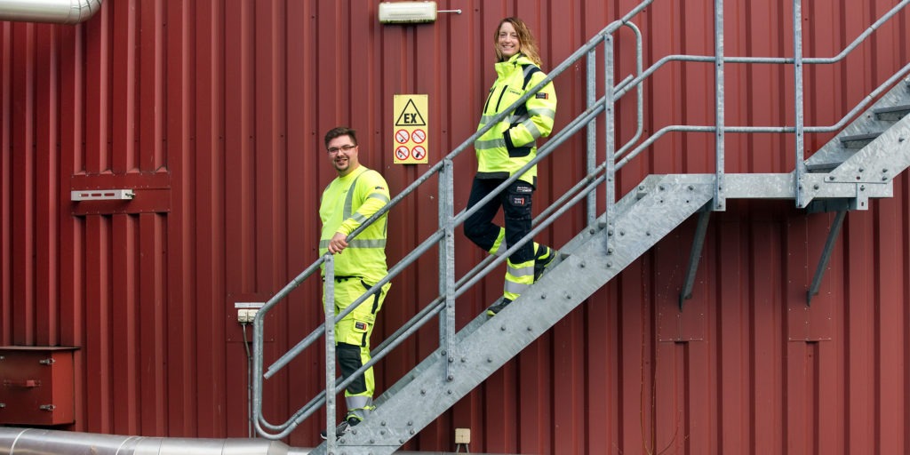 Två personer påväg ner för en stege på en vattencistern
