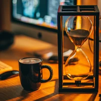 Kaffekopp och timer framför datorskärm.